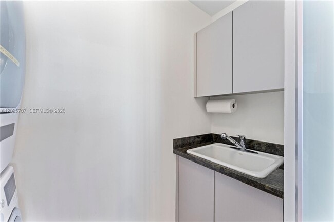 Building Photo - 5959 Collins Ave