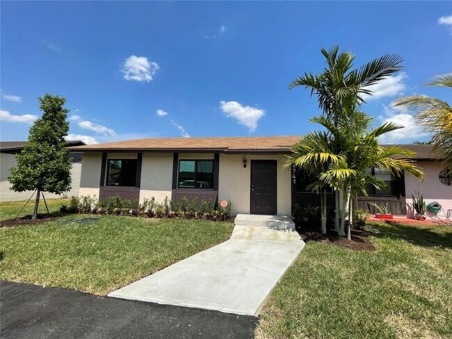 Building Photo - 4741 SW 135th Pl