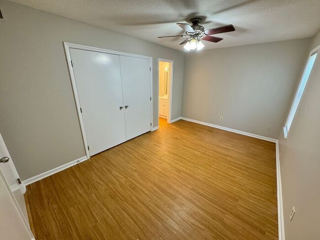 Building Photo - Adorable 2 Bedroom Condo Near UNC!