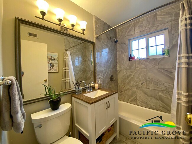 Building Photo - Updated Three Bedroom