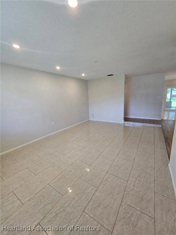 Building Photo - 2717 Queenswood Dr