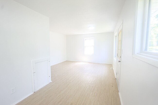 Building Photo - 16805 Fairfax Ave