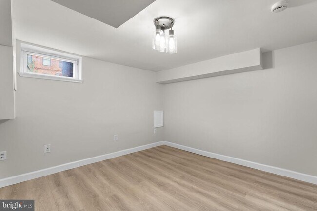 Building Photo - 112 E Randall St