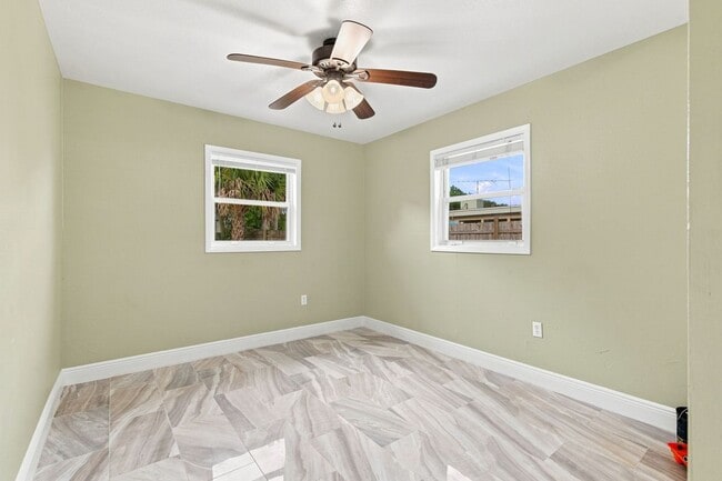 Building Photo - 2267 Robinhood Dr