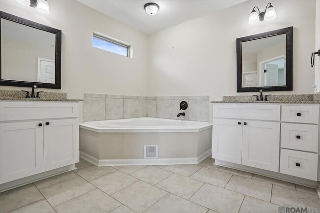 Building Photo - 659 Douglas Andrew Ave