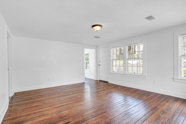 Building Photo - 906 E 39th St