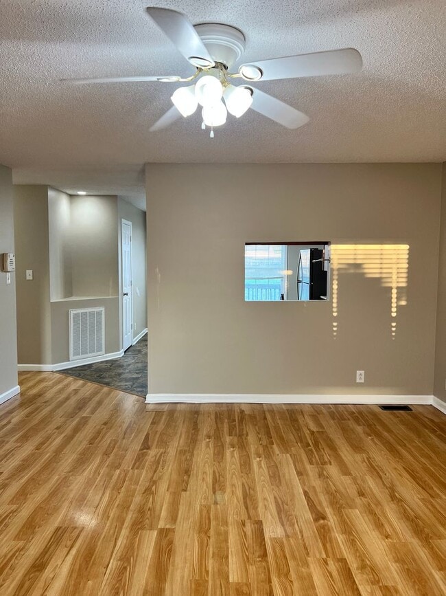 Building Photo - Three Bedroom in Oak Grove