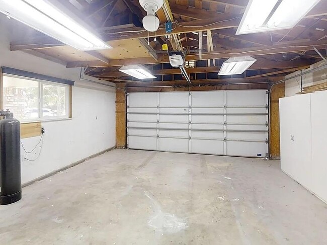 Building Photo - 6314 N Barcus Ave
