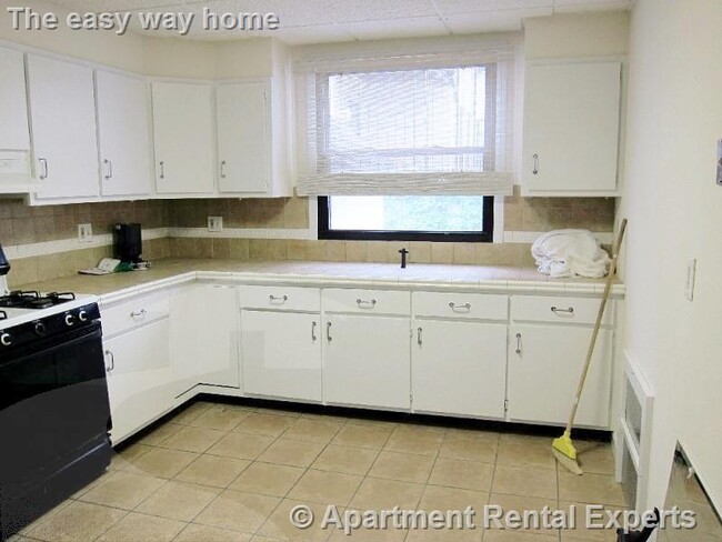 Building Photo - 19 Wesley St