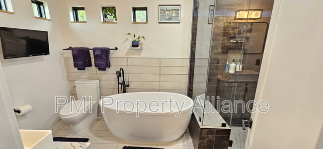 Building Photo - 2319 Drake Dr