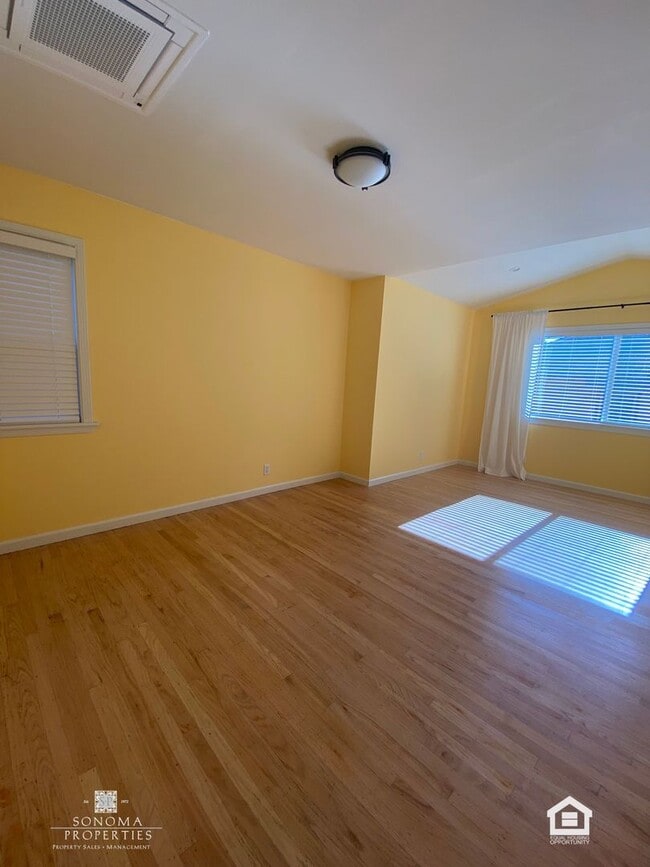 Building Photo - Bright & Cheery 2 Bedroom Home