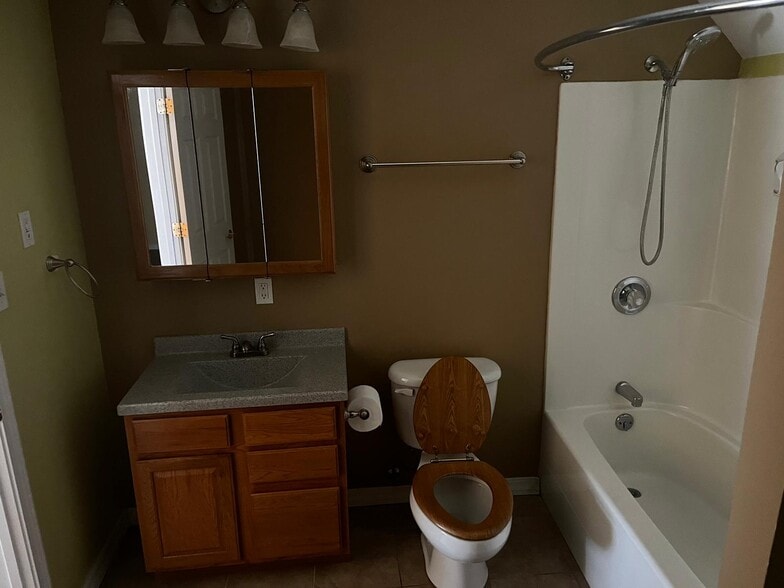Upstairs bathroom, picture doesn't show full size - 807 S Main St