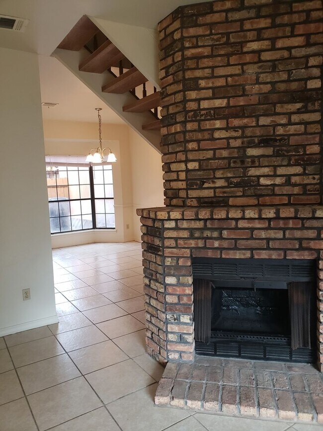Building Photo - 3360 Eastwood Dr