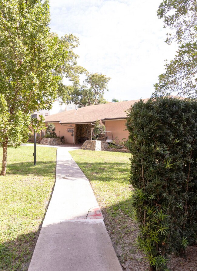 Building Photo - 2851 Somerset Dr