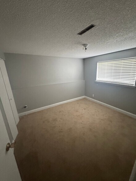 Building Photo - 3028 Quinby Dr
