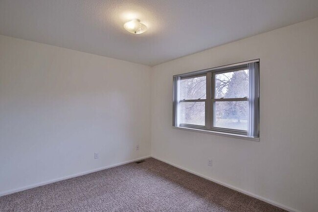 Building Photo - 3 Bedroom, 2.5 Bath Townhome