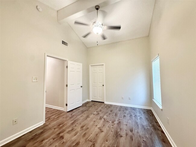 Building Photo - 140 Huisache St