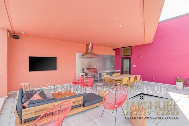 Building Photo - 600 S Duke St