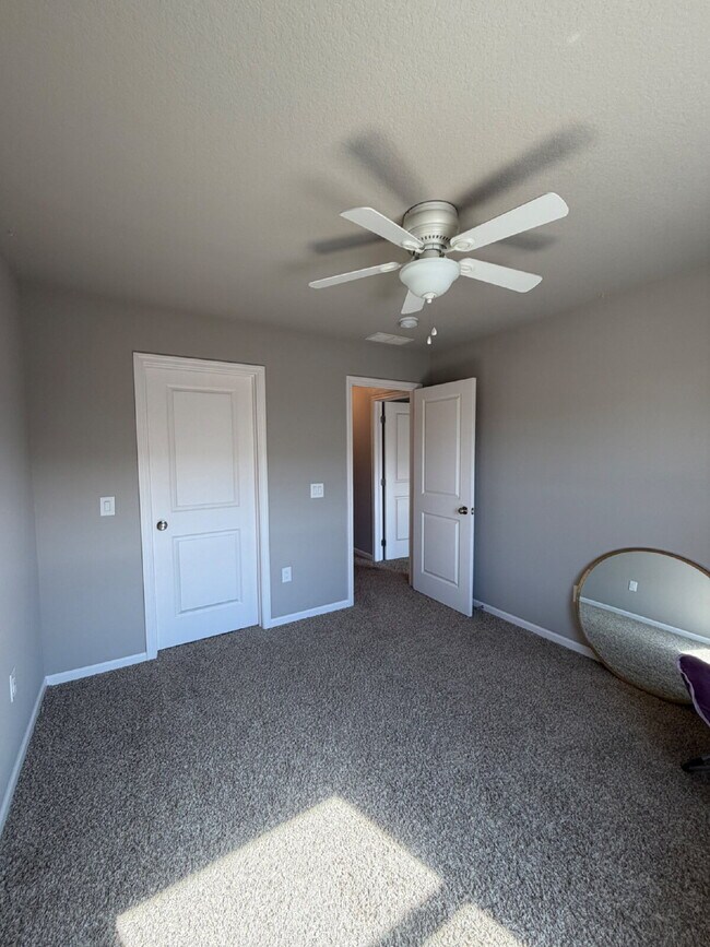 Building Photo - Charming 3-Bed 2.5-Bath Townhouse with Granite Finishes Near Jordan Creek Town Center