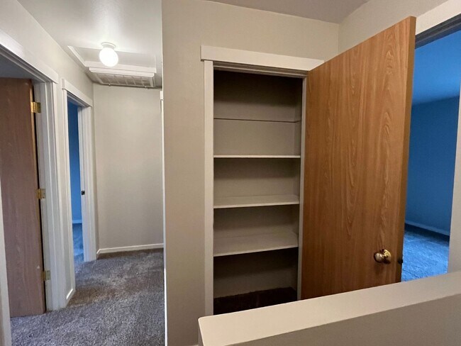 Building Photo - 3 Bed, 2 Bath Home- Fenced Back Yard!