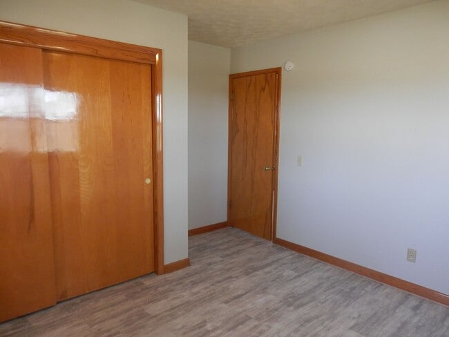 Building Photo - 3 Bed 2 Bath Farmhouse!