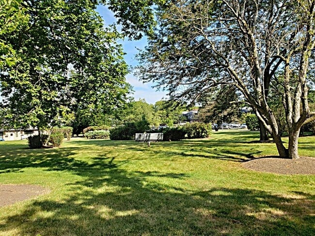 Building Photo - 865 Westmoreland Dr