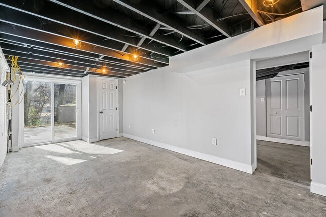 Building Photo - Newly Renovated 3 Bed/2.5 Bath Home - Cent...