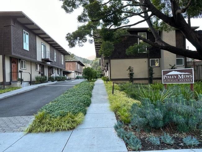 Building Photo - EPIC REA: 2 BR/1 BA Townhome w/ 1 Parking in Great Corte Madera