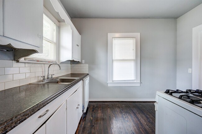 Building Photo - 109 E 23rd St