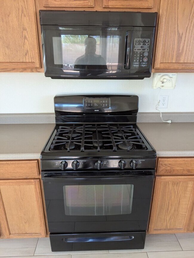 Building Photo - Northwest Beauty 3 Bedroom 3 Bath 2 Car garage