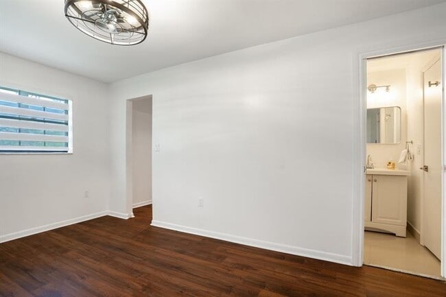 Building Photo - 927 NE 199th St