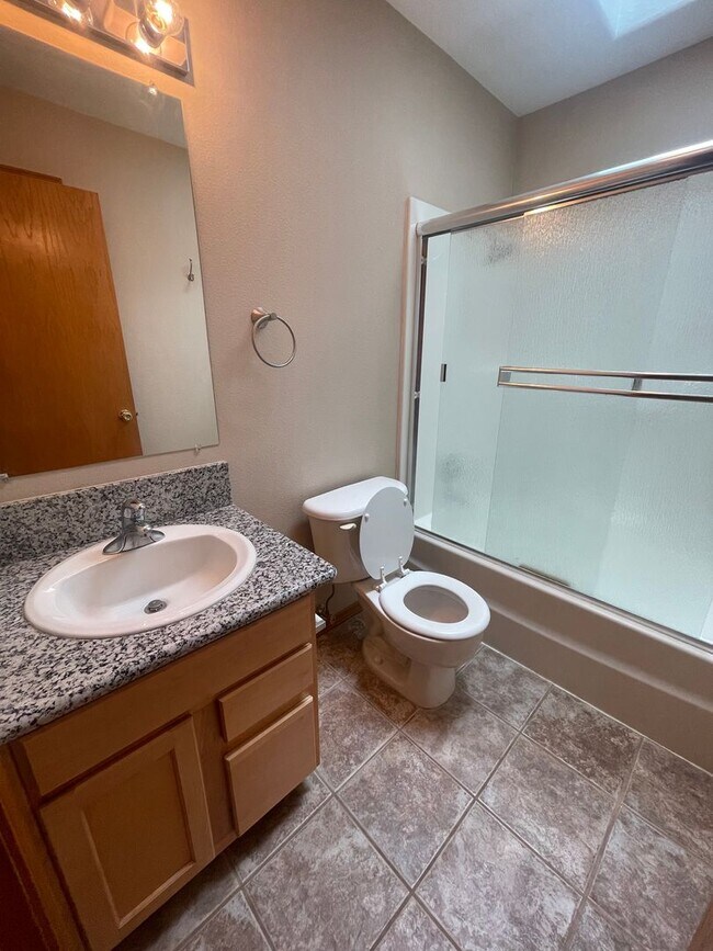Building Photo - 3 Bedroom home in Albany!