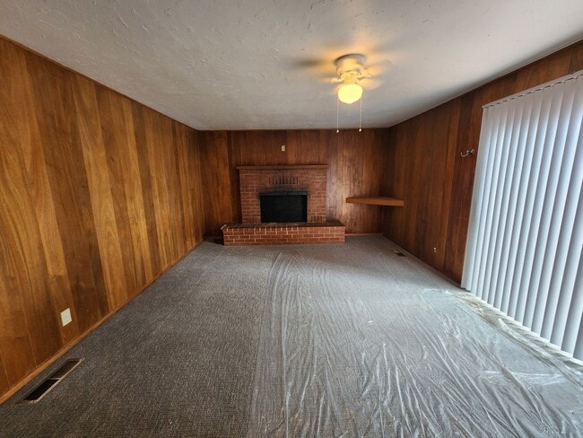 Building Photo - 221 - Steelhead Ave Duplex