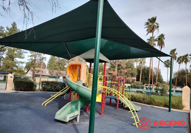 Building Photo - Spacious 5 Bed / 2 Bath Home Near Riverlakes Golf Course!