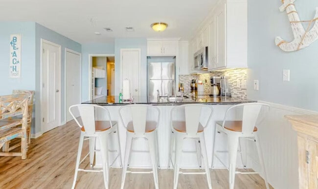 Building Photo - 572 E Beach Blvd