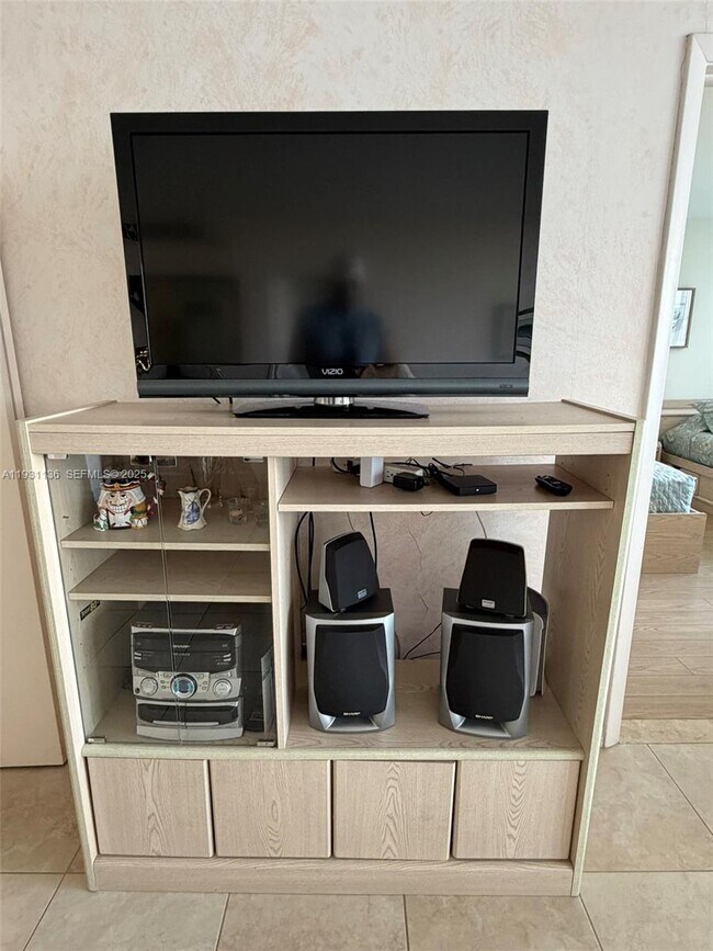 Building Photo - 5151 Collins Ave