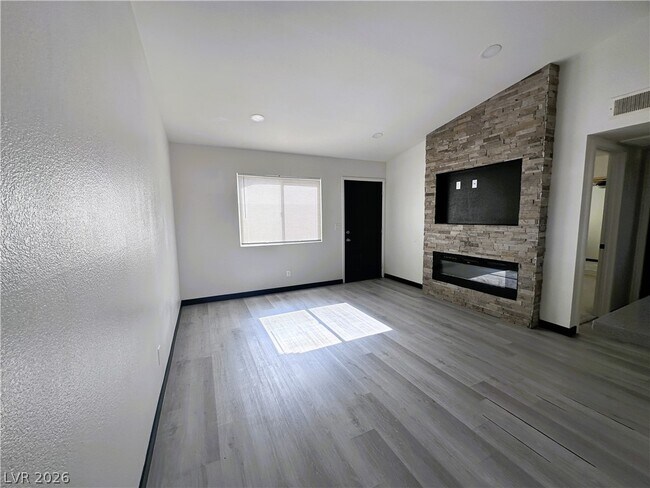 Building Photo - 328 N Linn Ln