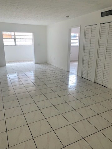 Living Room/ Sala - 6055 W 19th Ave