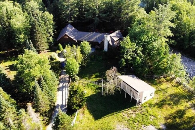 Building Photo - 140 Paquette Cir