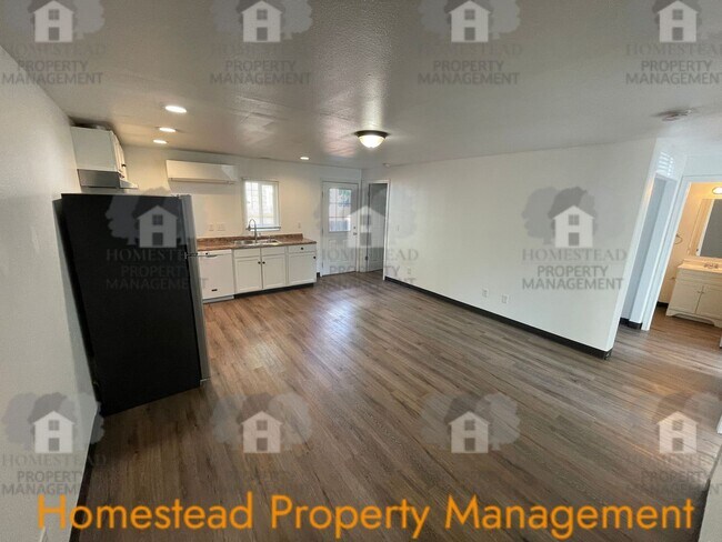 Building Photo - 595