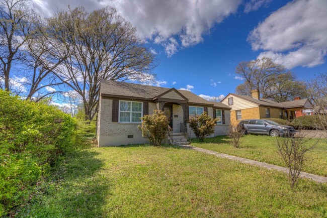 Building Photo - Charming 3-Bedroom Home with Hardwood Floo...