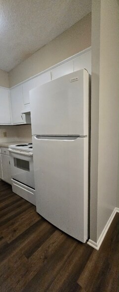 Building Photo - 911 W River Blvd