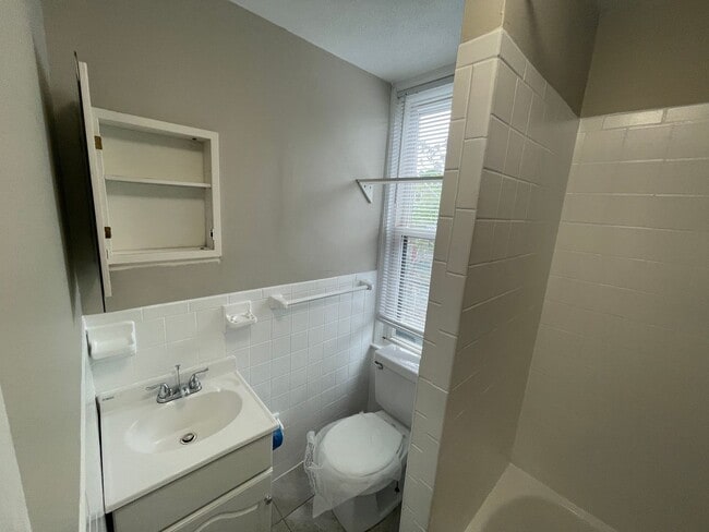 Building Photo - One Bedroom ** Newton Highlands Village ~ MBTA GL-D