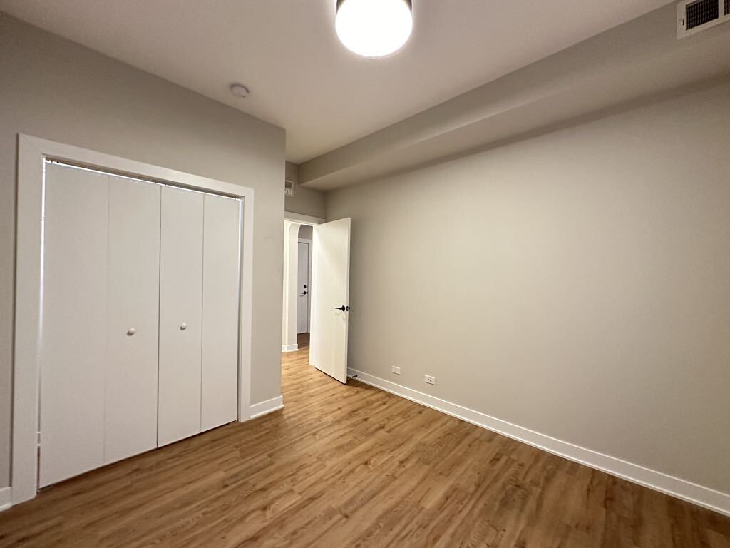 Building Photo - 659 W Wrightwood Ave