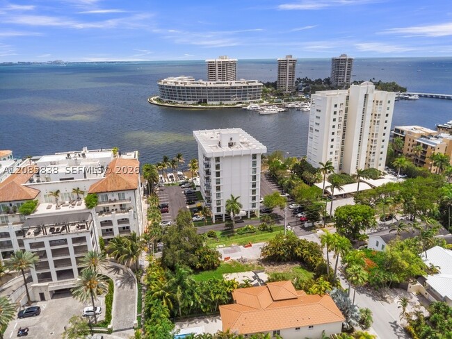 Building Photo - 1600 S Bayshore Ln