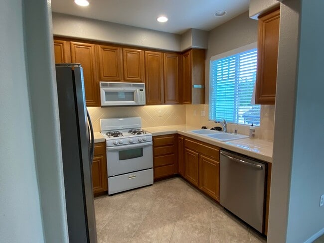 Building Photo - Well Kept 2 Bedroom townhome in San Marcos