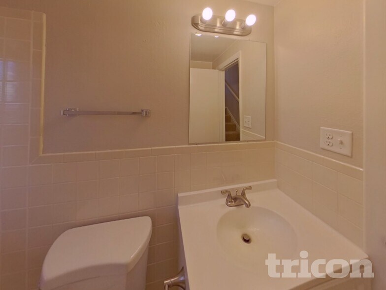 Building Photo - 2011 N Circle Dr