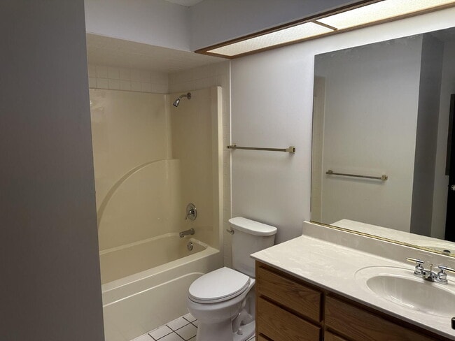 Building Photo - 4 Lois Ln