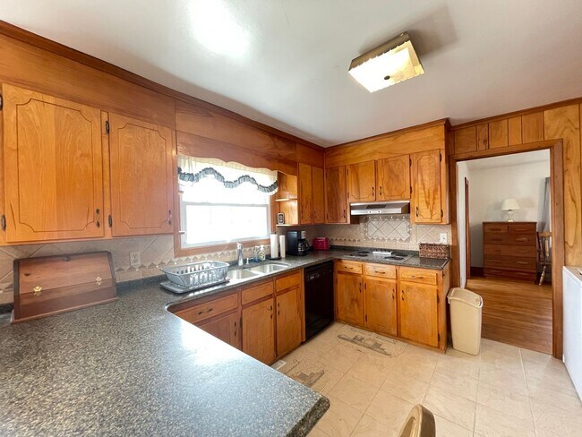 Building Photo - Furnished Inclusive Rental