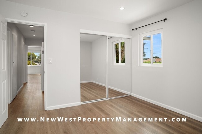 Building Photo - Upgraded Oceanside 3 Bedroom, Available Now! Small Pet OK!